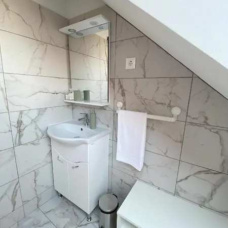 Piros Vendeghaz Tihany