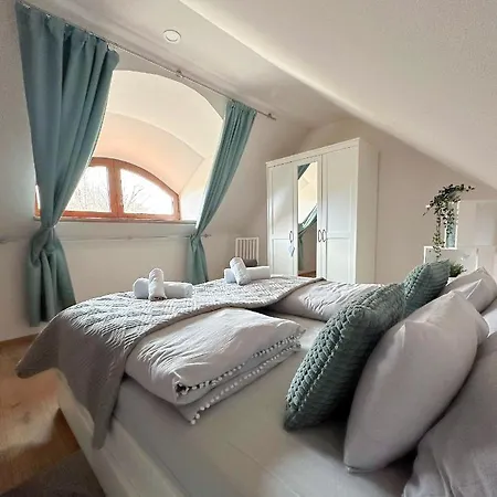 Piros Vendeghaz * 蒂豪尼