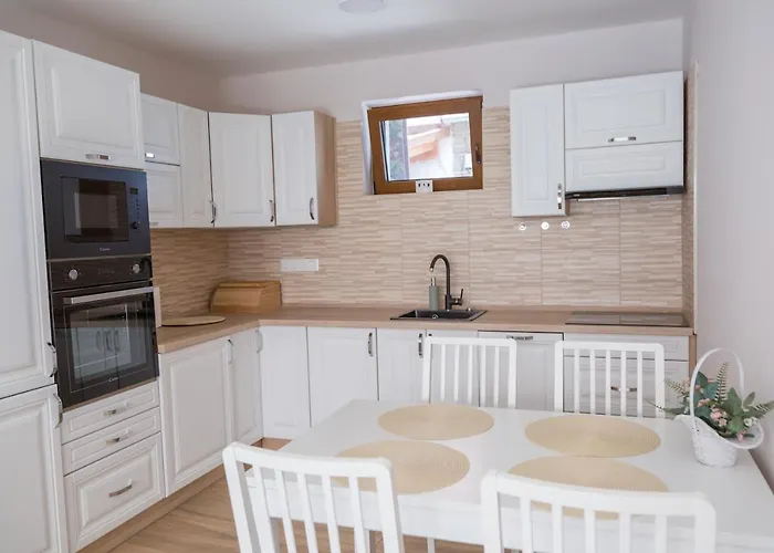 Piros Vendeghaz * טיהאני