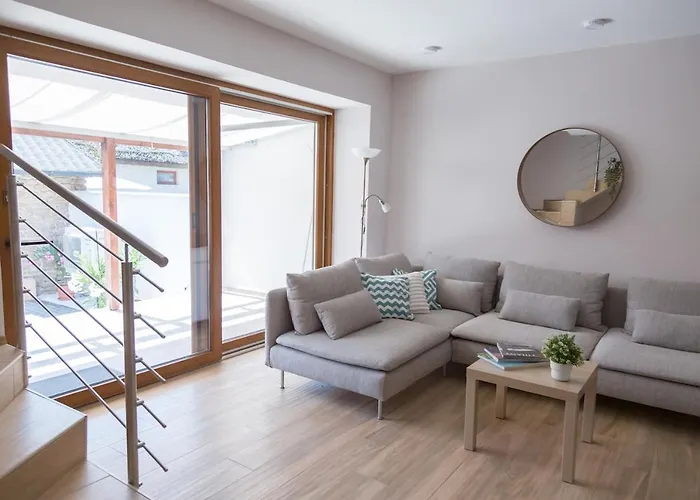 Piros Vendeghaz טיהאני