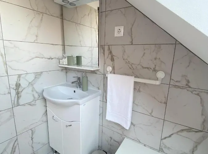 Piros Vendeghaz טיהאני