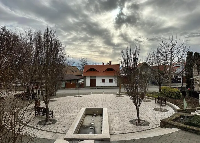 Piros Vendeghaz טיהאני